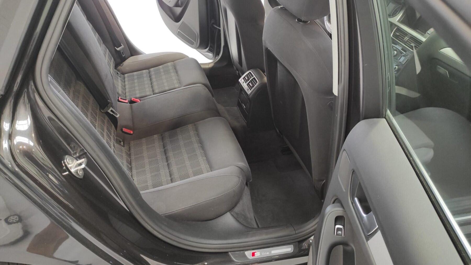 AUDI A4 2.0 TDI S-LINE EDITION